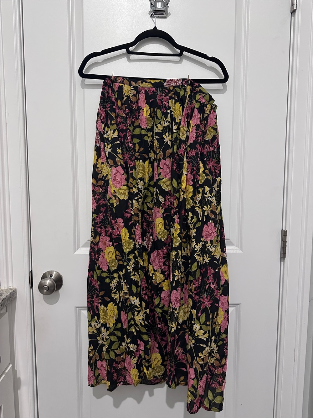 FREEMARKET Floral Pleated Midi Skirt - Black Multi Floral (Size L)